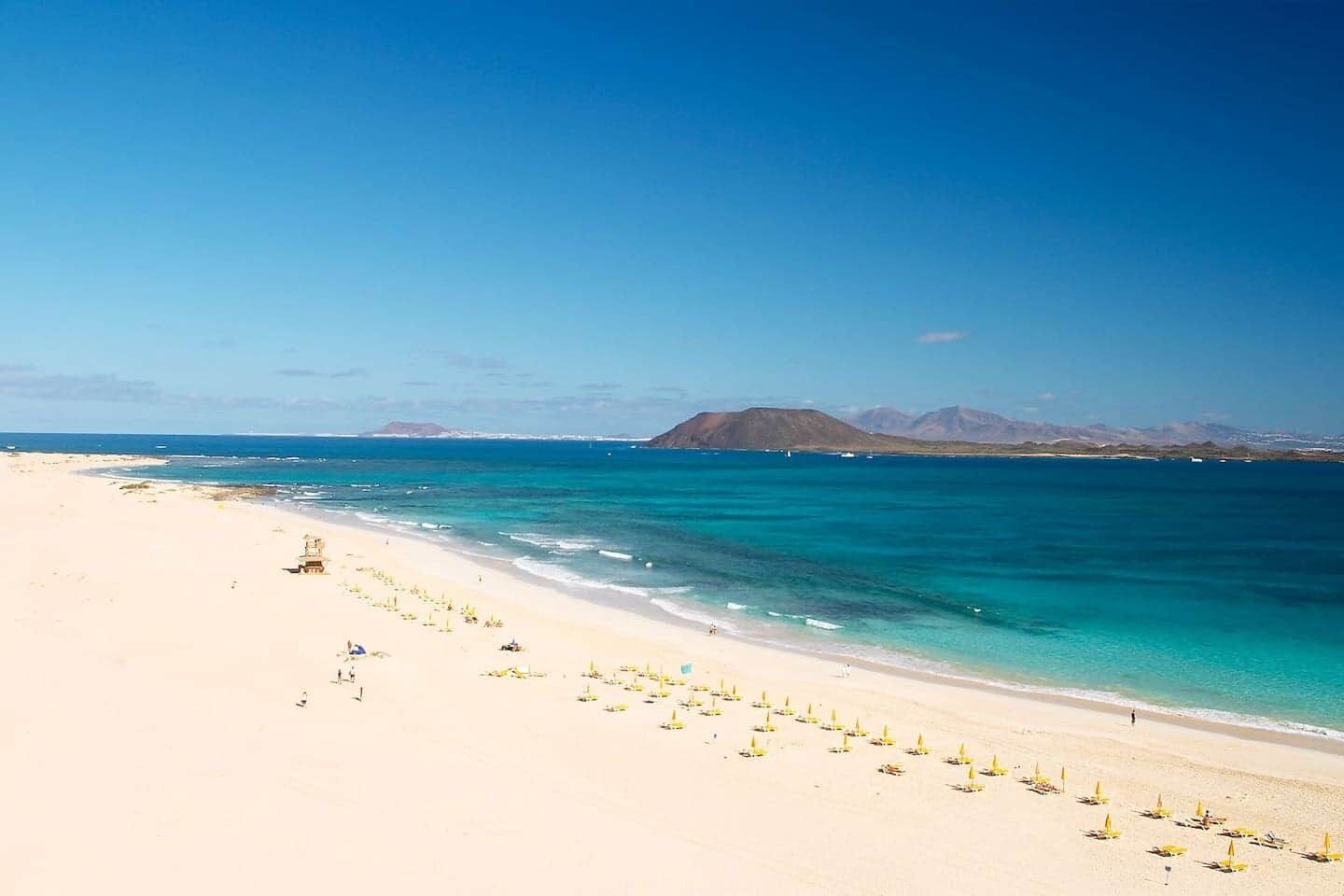 Plage à proximité, chaises longues, serviettes de plage