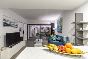 Smart-tv, boeken, een stereo en een computerscherm