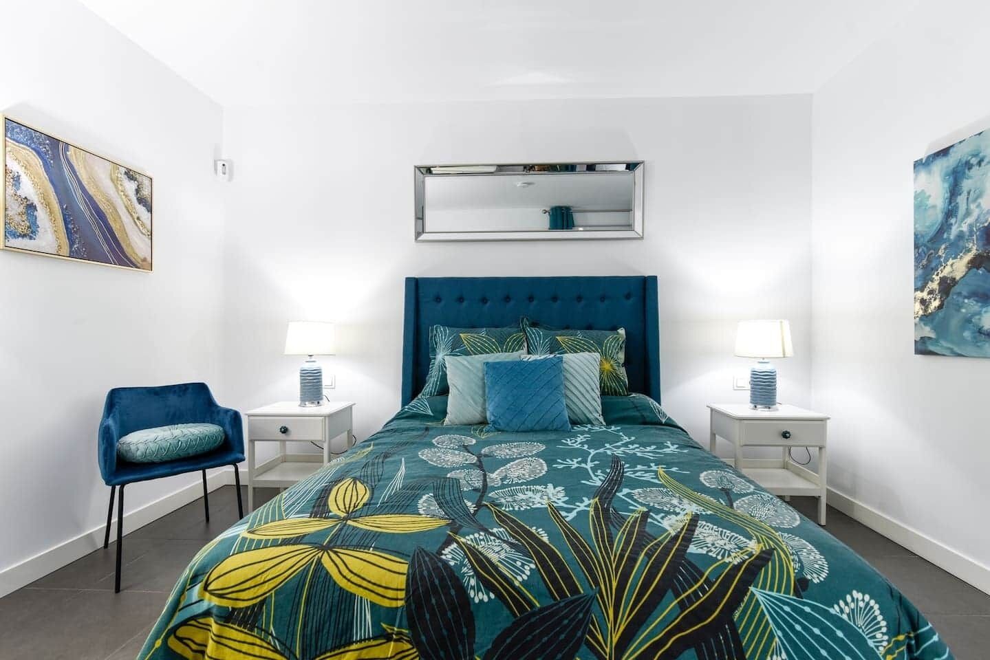 1 habitación, escritorio, tabla de planchar con plancha y cuna de viaje 