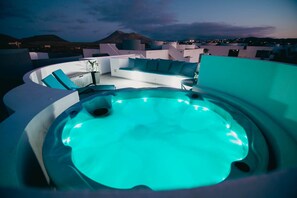 Un bain à remous avec vue sur un paysage montagneux au crépuscule.