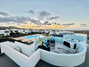 Una piscina al aire libre, una piscina climatizada