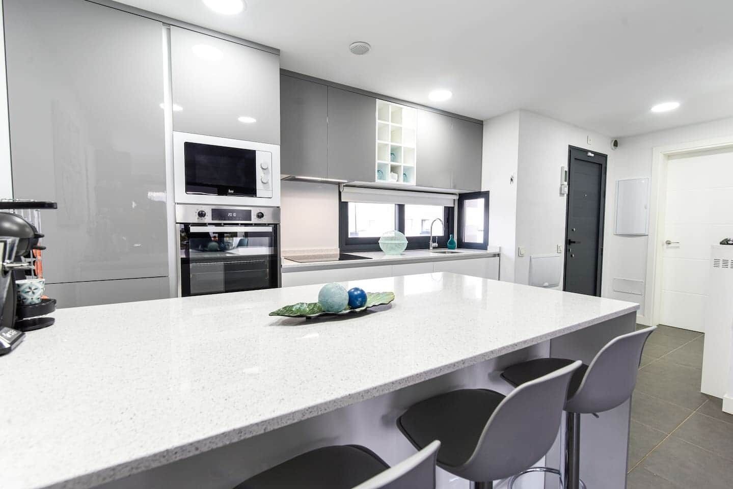 Geladeira, micro-ondas, fogão, cooktop