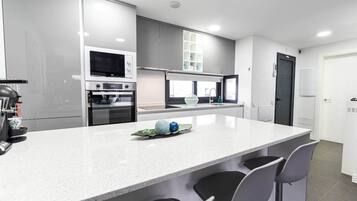 Geladeira, micro-ondas, fogão, cooktop