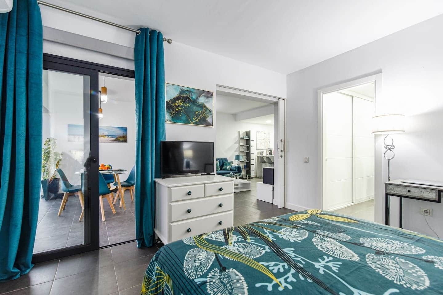 1 dormitorio, escritorio, tabla de planchar con plancha y cuna de viaje