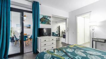 1 dormitorio, escritorio, tabla de planchar con plancha y cuna de viaje