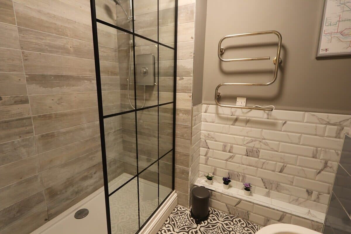 Shower, towels
