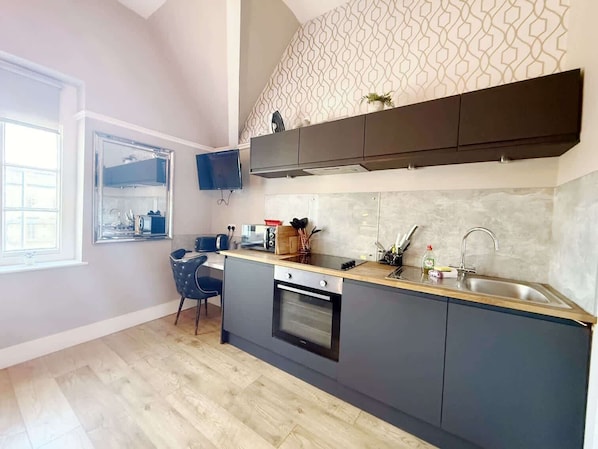Fridge, microwave, oven, stovetop