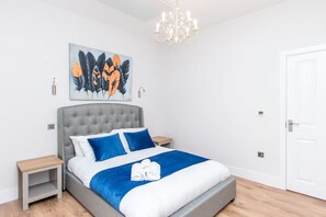 1 dormitorio, tabla de planchar con plancha, wifi y ropa de cama
