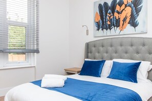 1 dormitorio, tabla de planchar con plancha, wifi y ropa de cama