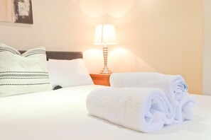 Iron/ironing board, WiFi, bed sheets - Modern Studio in Desirable Clifton Area (Bristol)