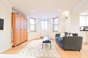 TV, offices - Modern Studio in Desirable Clifton Area (Bristol)