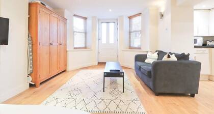 Modern Studio in Desirable Clifton Area