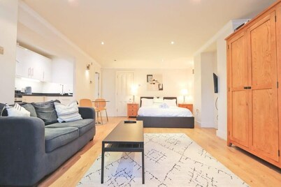 Modern Studio in Desirable Clifton Area