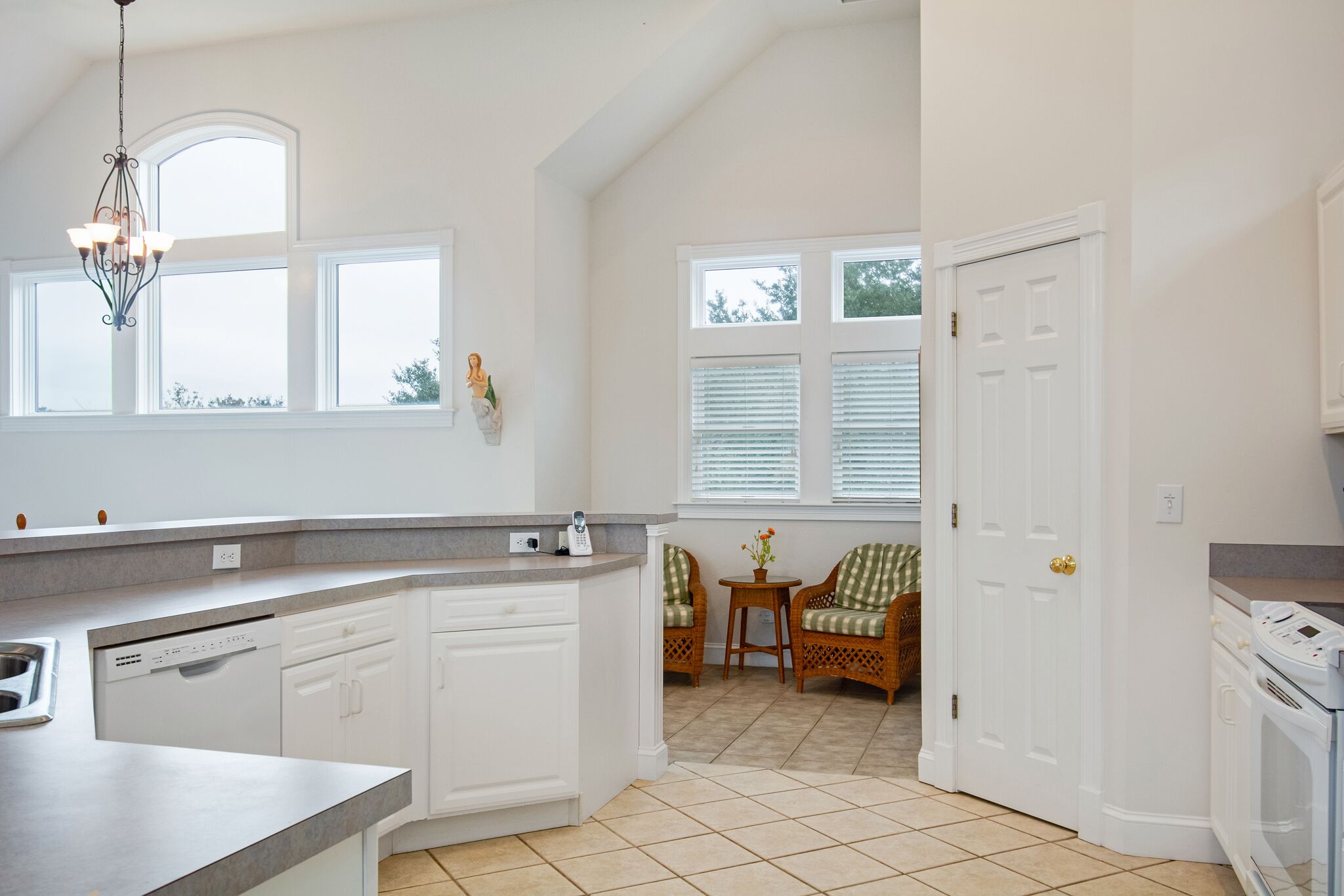 Two Easy: Keyless entry, private pool and hot tub awaits you!