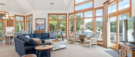 Fernseher, DVD-Player, Tischfußball