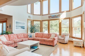 Télévision, cheminée, lecteur de DVD, baby-foot