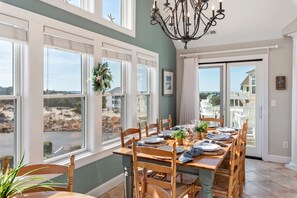 Dining - It's 5 O'clock Somewhere: Pool, Spa, Club Access (Corolla)