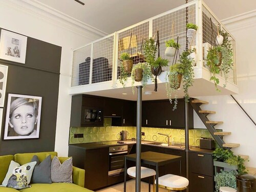 Modern and Bright Three Bed Apartment