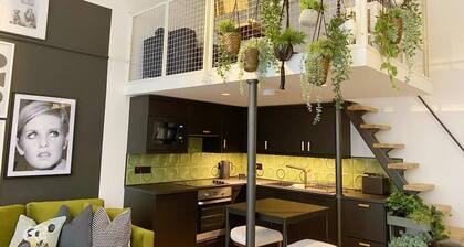 Modern and Bright Three Bed Apartment