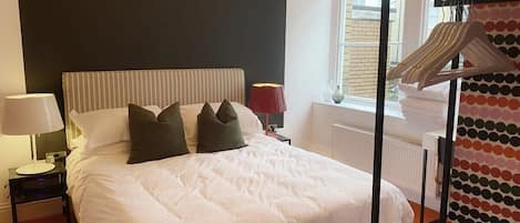 3 Schlafzimmer, Schreibtisch, Bügeleisen/Bügelbrett, WLAN