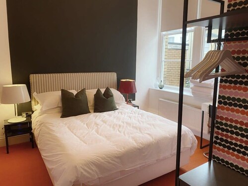 Modern and Bright Three Bed Apartment