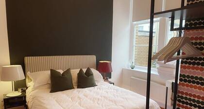 Modern and Bright Three Bed Apartment