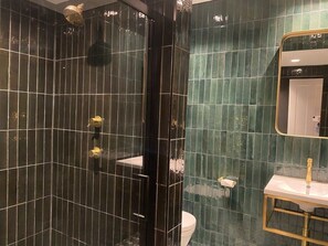 Bathtub, hair dryer, towels - Modern and Bright Three Bed Apartment (Bristol)