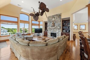 Smart TV, caminetto, tavolo da calcetto, tavolo da ping pong