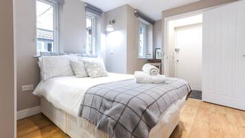 Desk, WiFi, bed sheets