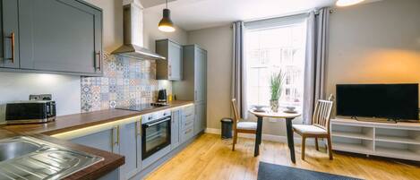 Køleskab, mikrobølgeovn, ovn, brødrister