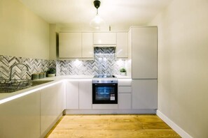 Réfrigérateur, four, plaque de cuisson