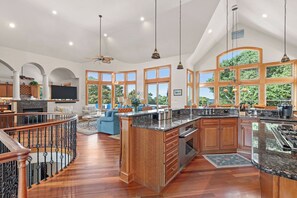 Fridge, microwave, oven, stovetop - Par Excellence: Pool, Spa, Game Room, Elevator (Corolla)