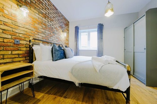 One Bedroom Apartment Close to MOD