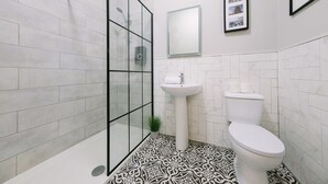 A bathroom with a glass shower enclosure, a pedestal sink, and a toilet. - One Bedroom Apartment Close to Cribbs Causeway! (Bristol)