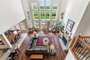 TV, peis, DVD-spiller og bordtennis