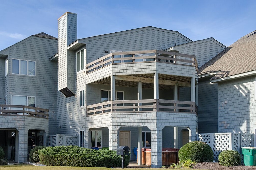 Let Me Count The Waves: 4 Bedroom Oceanside Townhome with Exclusive Corolla Lig