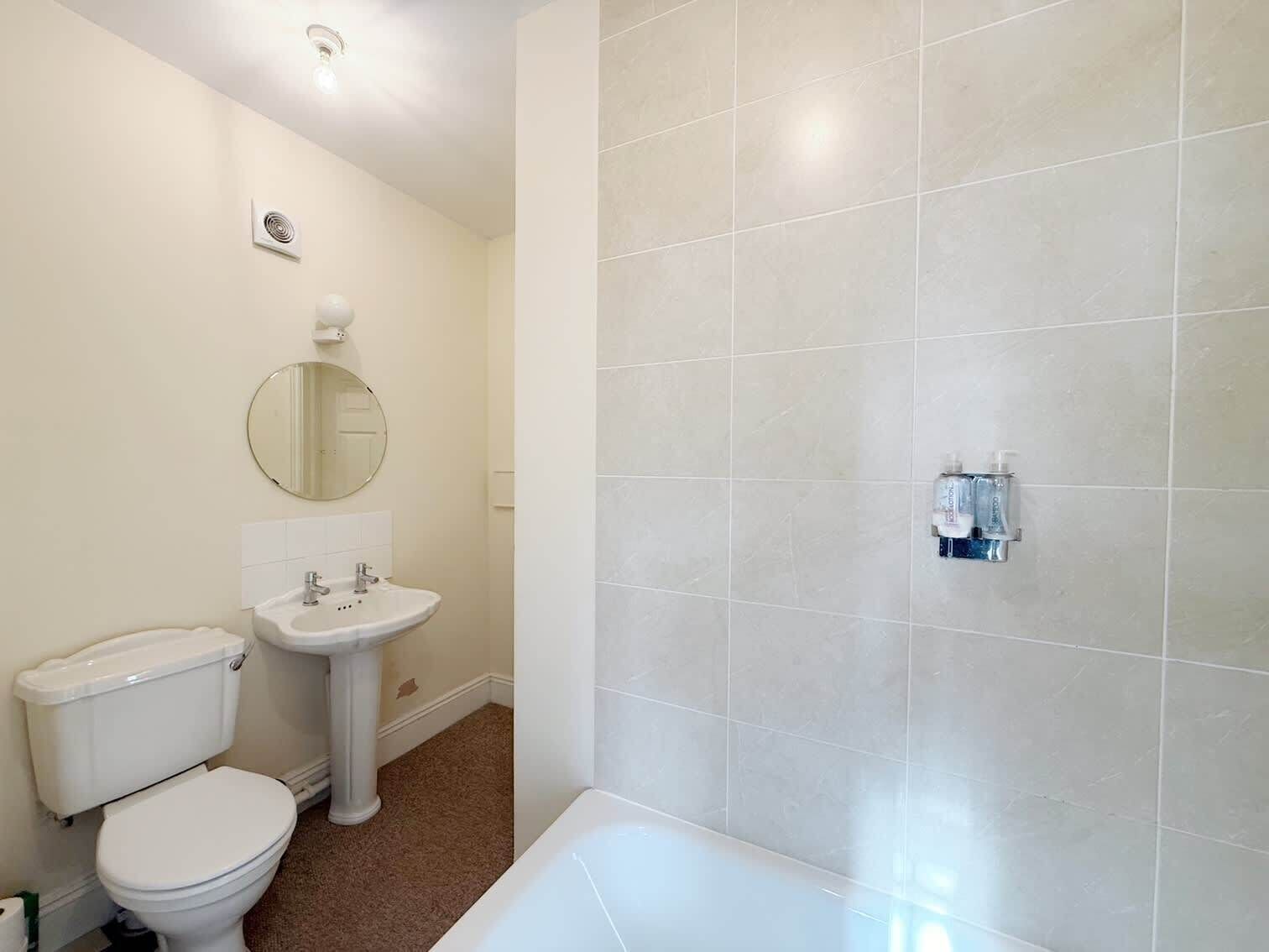 Un baño con inodoro, lavamanos y bañera.