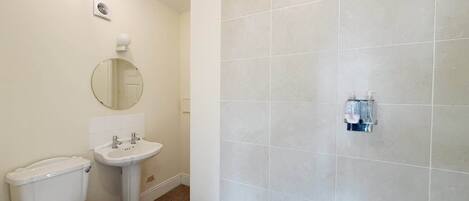 Ein Badezimmer mit Toilette, Waschbecken und Badewanne.