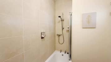 Baignoire, séchoir à cheveux, serviettes fournies