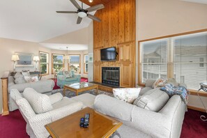 TV, DVD player, stereo - Payne Free: Ocean View, Hot Tub (Corolla)