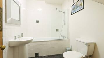 Chuveiro, secador de cabelo, toalhas de banho