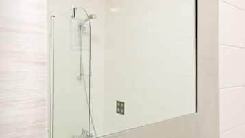 Bruser, hårtørrer, håndklæder