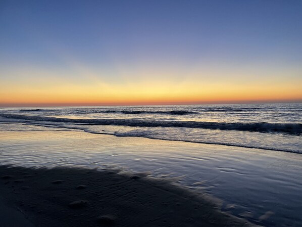 Playa en los alrededores, camastros y toallas de playa 