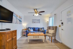 Smart TV, chimenea, libros y estéreo 