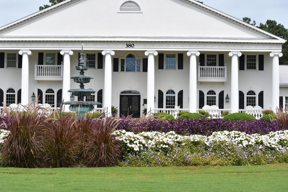 27 Holes of Golf Surrounds the Studio Golf Villa 1606L with Resort Amenities by RedAwning - Longwood, NC