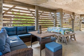 Outdoor dining - Harrell's Retreat: Oceanside, Beach Club Access (Nags Head)