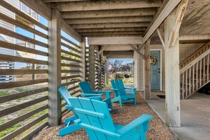 Terrace/patio - Harrell's Retreat: Oceanside, Beach Club Access (Nags Head)