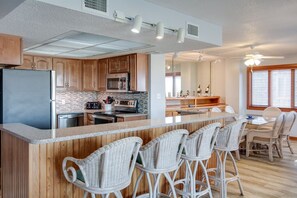 Frigorifero, microonde, forno, piano cottura