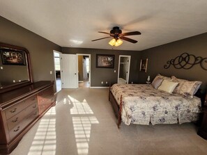 3 habitaciones, escritorio, tabla de planchar con plancha y wifi