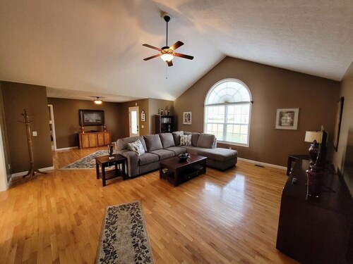 Fenced backyard! 6 miles to Cookeville Boat Dock!